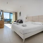 Wind Rose Maestral-beachfront شقة