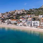 Wind Rose Maestral-beachfront شقة إيغراني